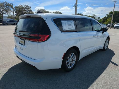 New 2026 Chrysler Pacifica Select FWD image 5