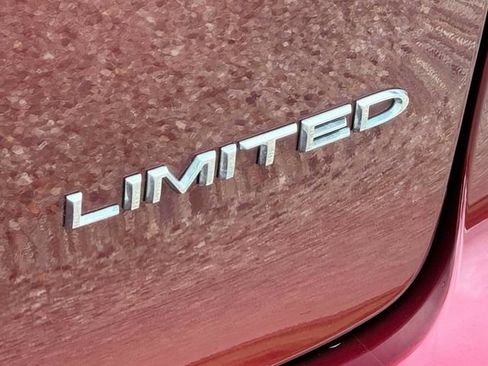 Used 2022 Chrysler Pacifica Limited FWD image 11