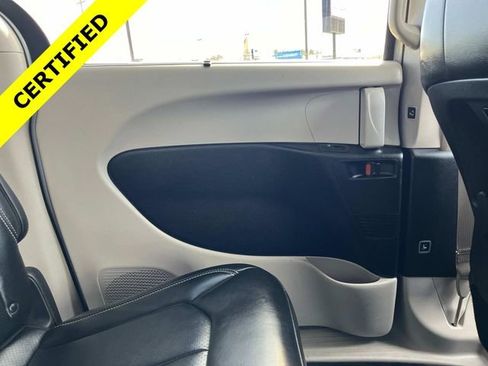 Certified 2024 Chrysler Pacifica Touring-L image 8