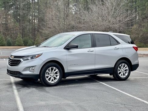 Used 2021 Chevrolet Equinox LS w/ LS Convenience Package image 2