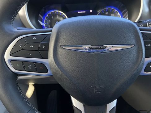 Used 2024 Chrysler Pacifica Touring-L image 14