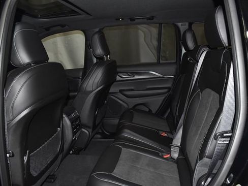 New 2025 Jeep Grand Cherokee Altitude image 28