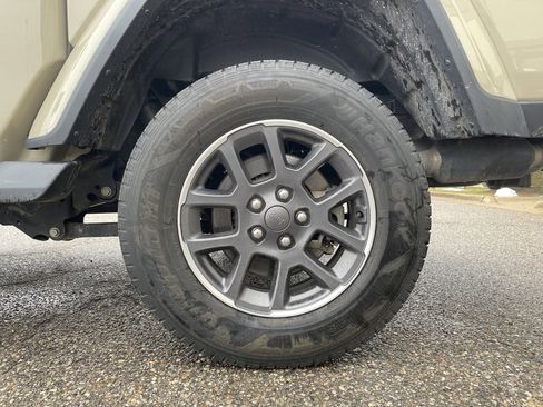 Used 2020 Jeep Gladiator Overland AWD/4WD image 23