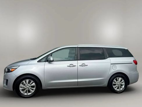 Used 2017 Kia Sedona LX w/ LX Essentials Premium Package FWD image 5