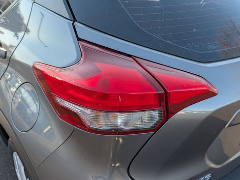 Used 2020 Nissan Kicks S image 17