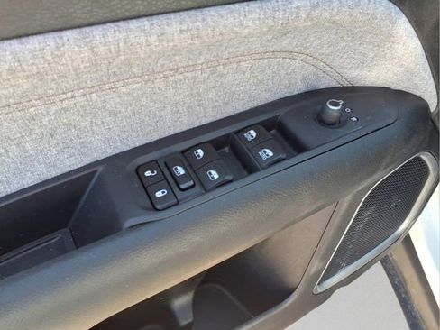 Used 2023 Jeep Compass Latitude image 12