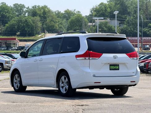 Used 2011 Toyota Sienna LE w/ Towing Pkg FWD image 2