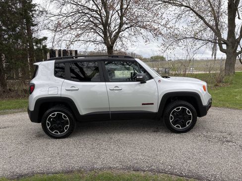Used 2017 Jeep Renegade Trailhawk AWD/4WD image 6