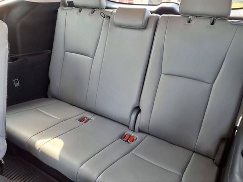 Used 2020 Toyota Highlander XLE FWD image 18