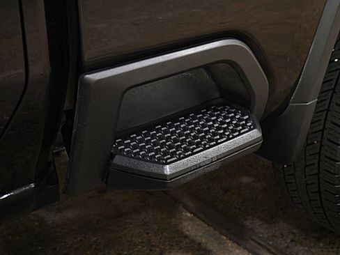 Used 2022 Chevrolet Silverado 2500 High Country w/ Z71 Off-Road Package image 32