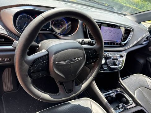 Used 2025 Chrysler Pacifica Limited FWD image 9