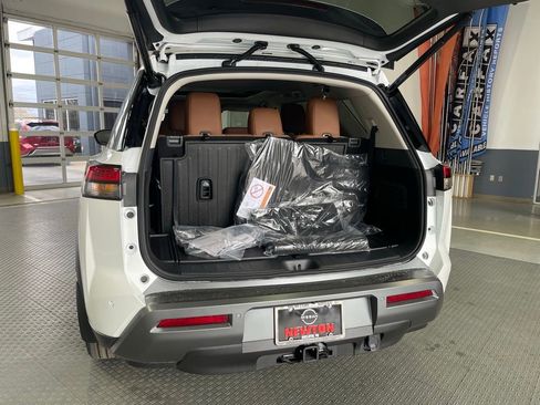 New 2026 Nissan Pathfinder Platinum image 7