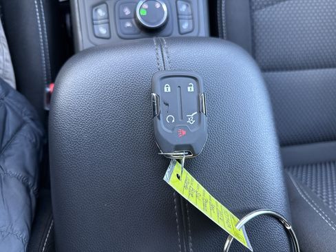 Used 2023 GMC Terrain SLE w/ Driver Convenience Package image 26