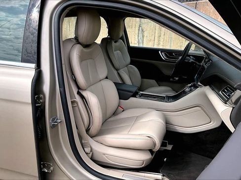 Used 2017 Lincoln Continental Premiere image 9