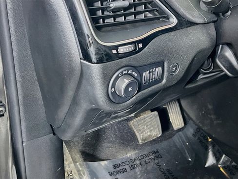 Used 2023 Jeep Cherokee Altitude Lux image 10