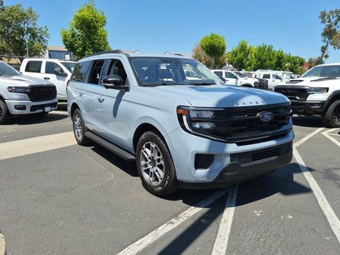 Used 2025 Ford Expedition Active AWD/4WD image 3