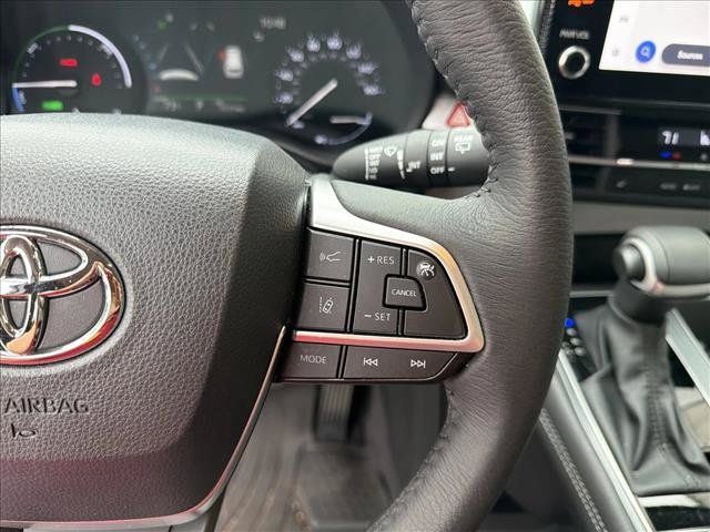 Used 2025 Toyota Sienna XLE AWD/4WD image 16