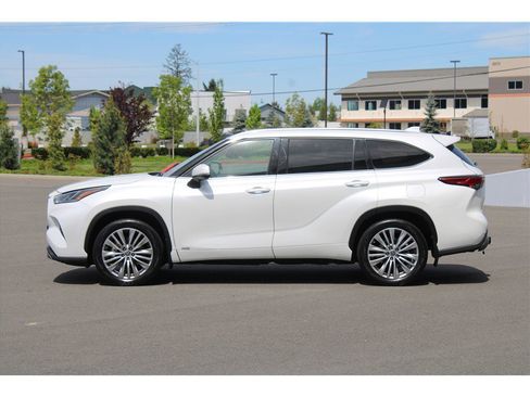 Used 2022 Toyota Highlander Platinum AWD/4WD image 2
