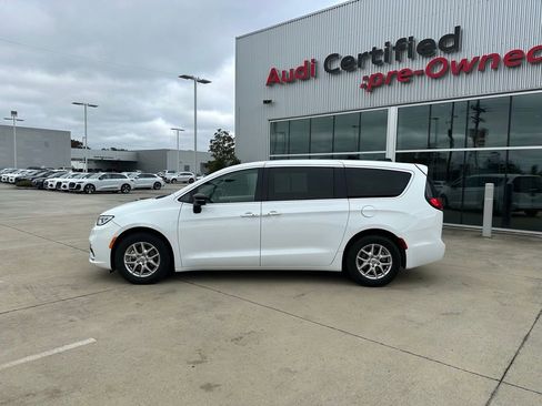 Used 2024 Chrysler Pacifica Touring-L image 8