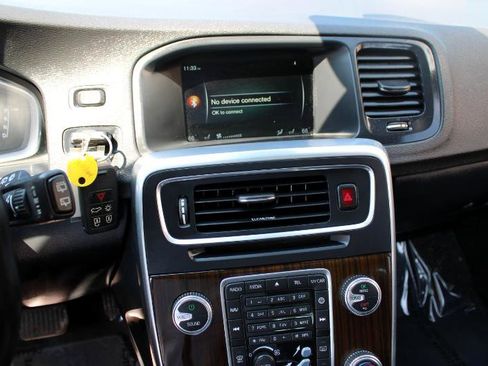 Used 2017 Volvo V60 T5 Premier w/ Convenience Package image 26