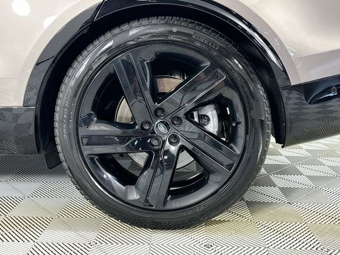 Used 2024 Land Rover Discovery Dynamic SE image 9