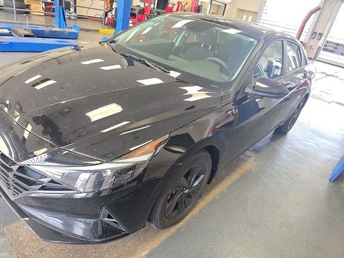 Used 2023 Hyundai Elantra SEL FWD image 2