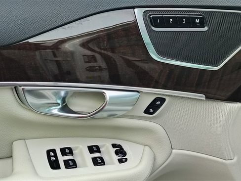 Used 2019 Volvo XC90 T6 Momentum w/ Protection Package Premier image 9