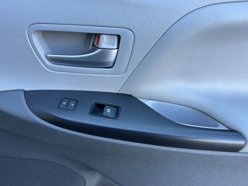 Used 2015 Toyota Sienna LE image 19