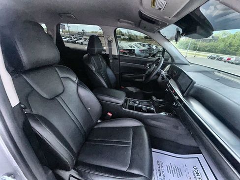 Used 2025 Kia Sorento S FWD image 16