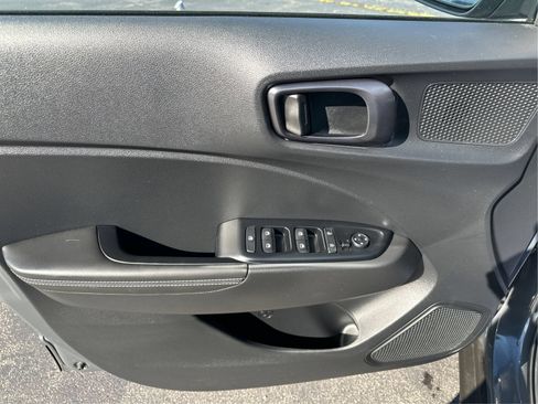 Used 2025 Hyundai Venue Limited FWD image 20