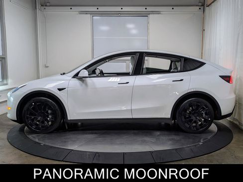 Used 2022 Tesla Model Y Long Range image 5