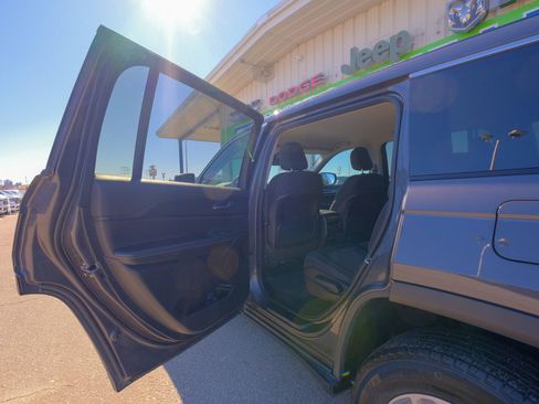 Used 2024 Jeep Grand Cherokee L Laredo image 28