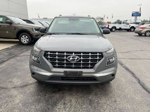Used 2023 Hyundai Venue Limited FWD image 2