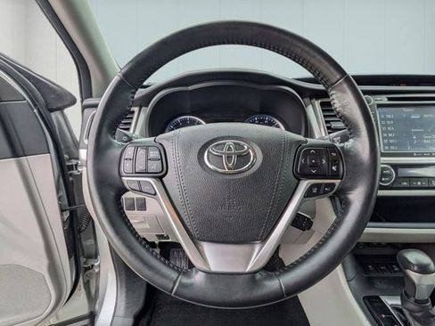 Used 2018 Toyota Highlander XLE AWD/4WD image 19