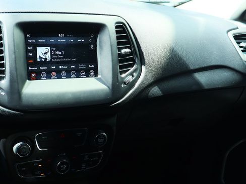 Used 2019 Jeep Compass Latitude FWD image 43