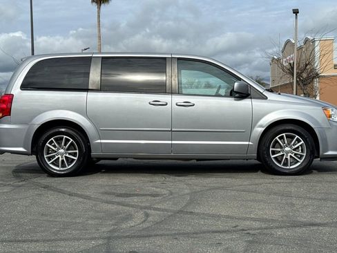 Used 2016 Dodge Grand Caravan SE image 10