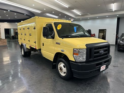 Used 2022 Ford E-450 and Econoline 450 Super Duty image 3