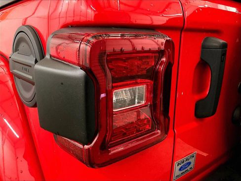 Used 2022 Jeep Wrangler Unlimited Sahara w/ LED Lighting Group AWD/4WD image 28