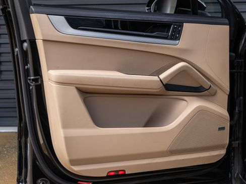 Certified 2024 Porsche Cayenne Coupe AWD/4WD image 20