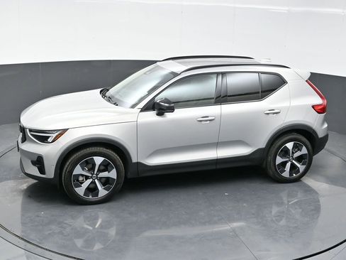 Used 2024 Volvo XC40 B5 Plus image 19