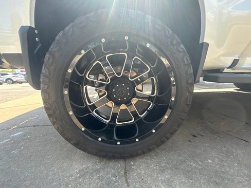 Used 2019 Chevrolet Silverado 1500 High Country w/ Technology Package AWD/4WD image 23