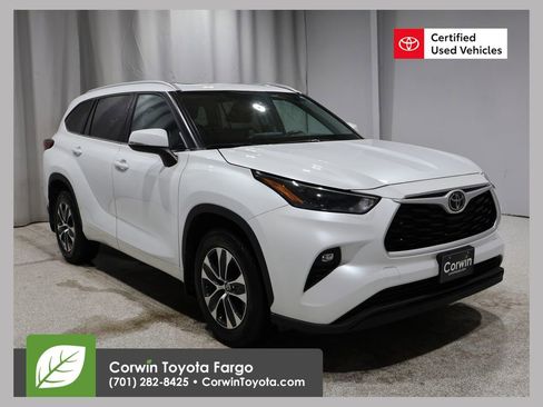 Certified 2022 Toyota Highlander XLE image 1