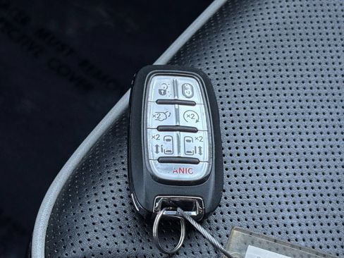 Used 2025 Chrysler Pacifica Limited FWD image 28