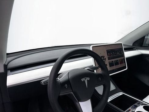 Used 2024 Tesla Model Y Long Range image 9