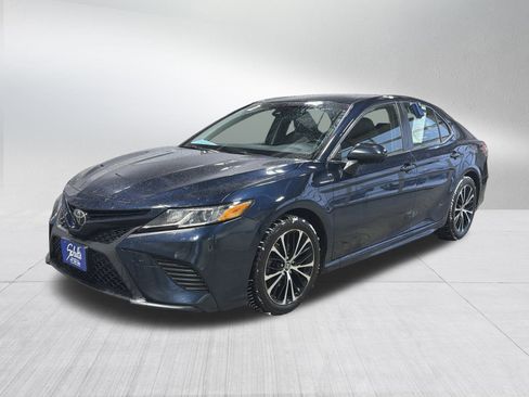 Used 2018 Toyota Camry SE image 3
