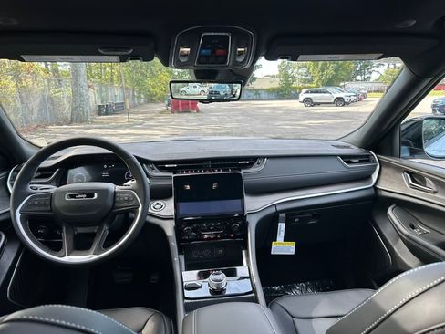 New 2025 Jeep Grand Cherokee Limited w/ Luxury Tech Group II image 21