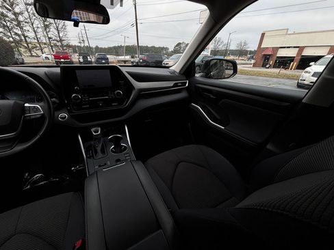 Used 2025 Toyota Highlander LE image 37