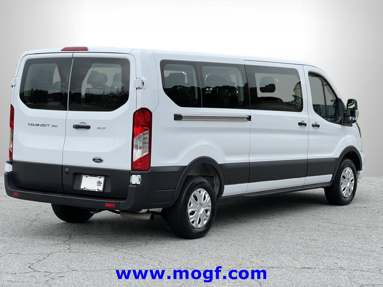 Used 2025 Ford Transit 350 XLT RWD image 3