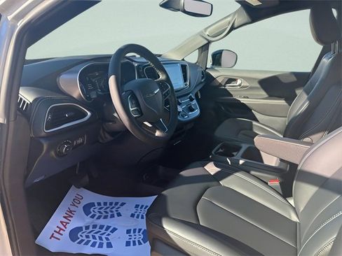 New 2026 Chrysler Pacifica Select image 7