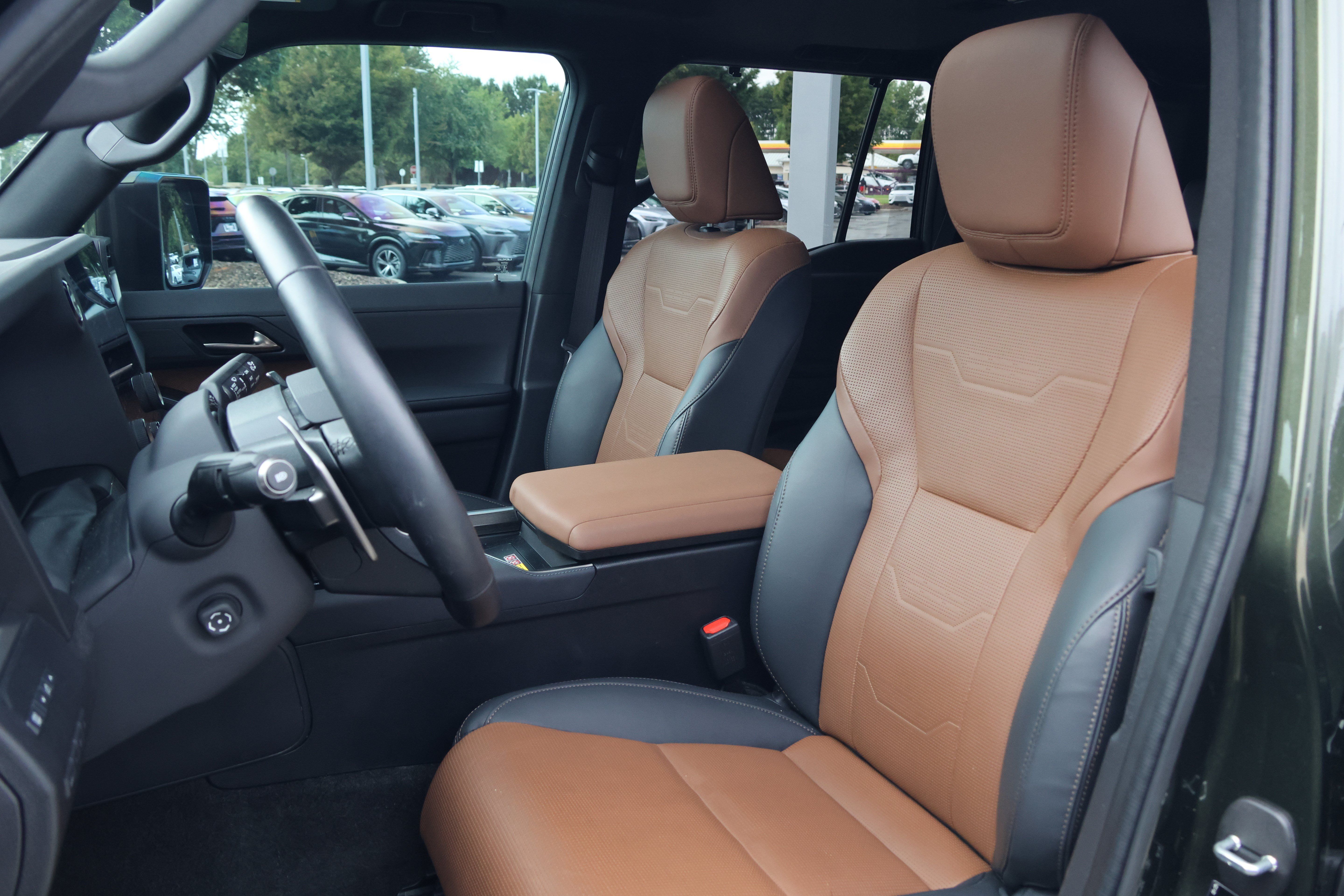 Used 2025 Lexus GX 550 w/ Accessory Package (Z1) AWD/4WD image 37